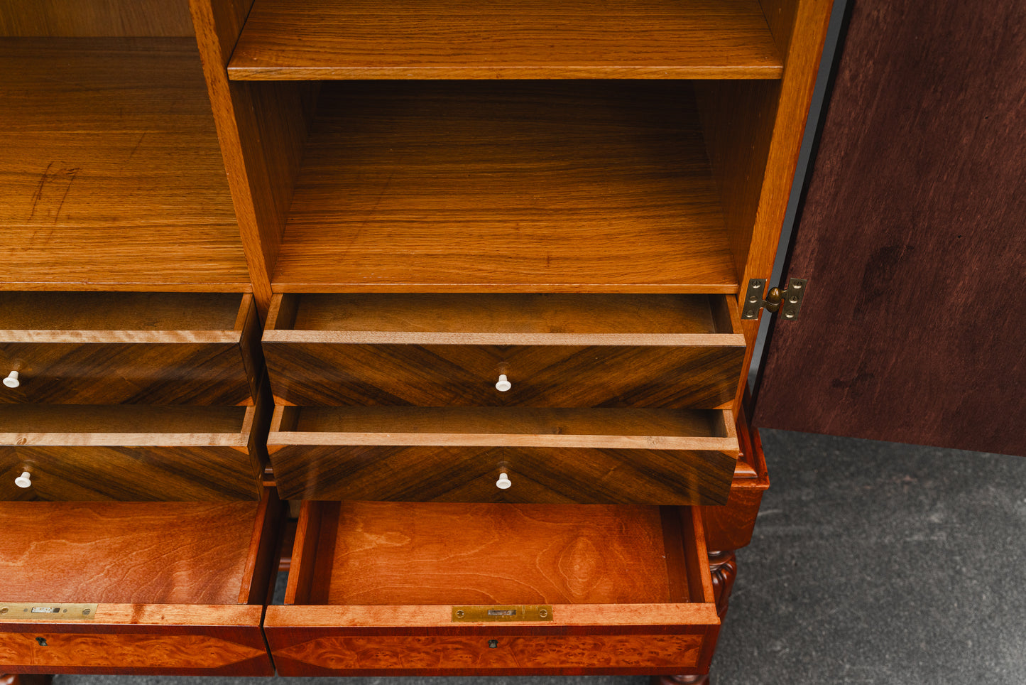 Esszimmerschrank im Antikstil in Buche - Mitte des 20.Jahrhunderts