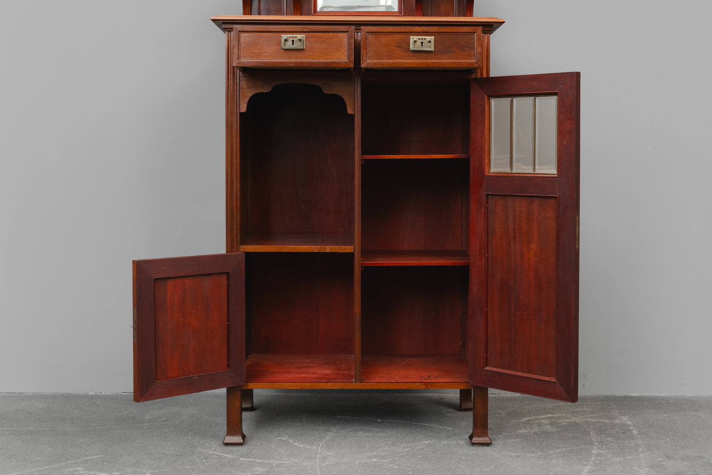 asymmetrisches Jugendstil Vertiko in Nussbaum - Anfang des 20.Jahrhunderts