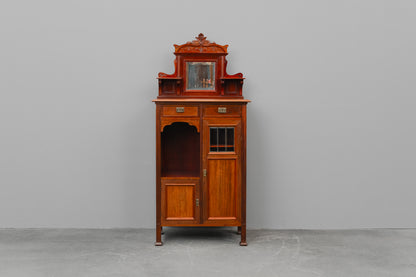 asymmetrisches Jugendstil Vertiko in Nussbaum - Anfang des 20.Jahrhunderts