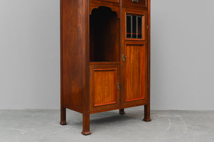 asymmetrisches Jugendstil Vertiko in Nussbaum - Anfang des 20.Jahrhunderts