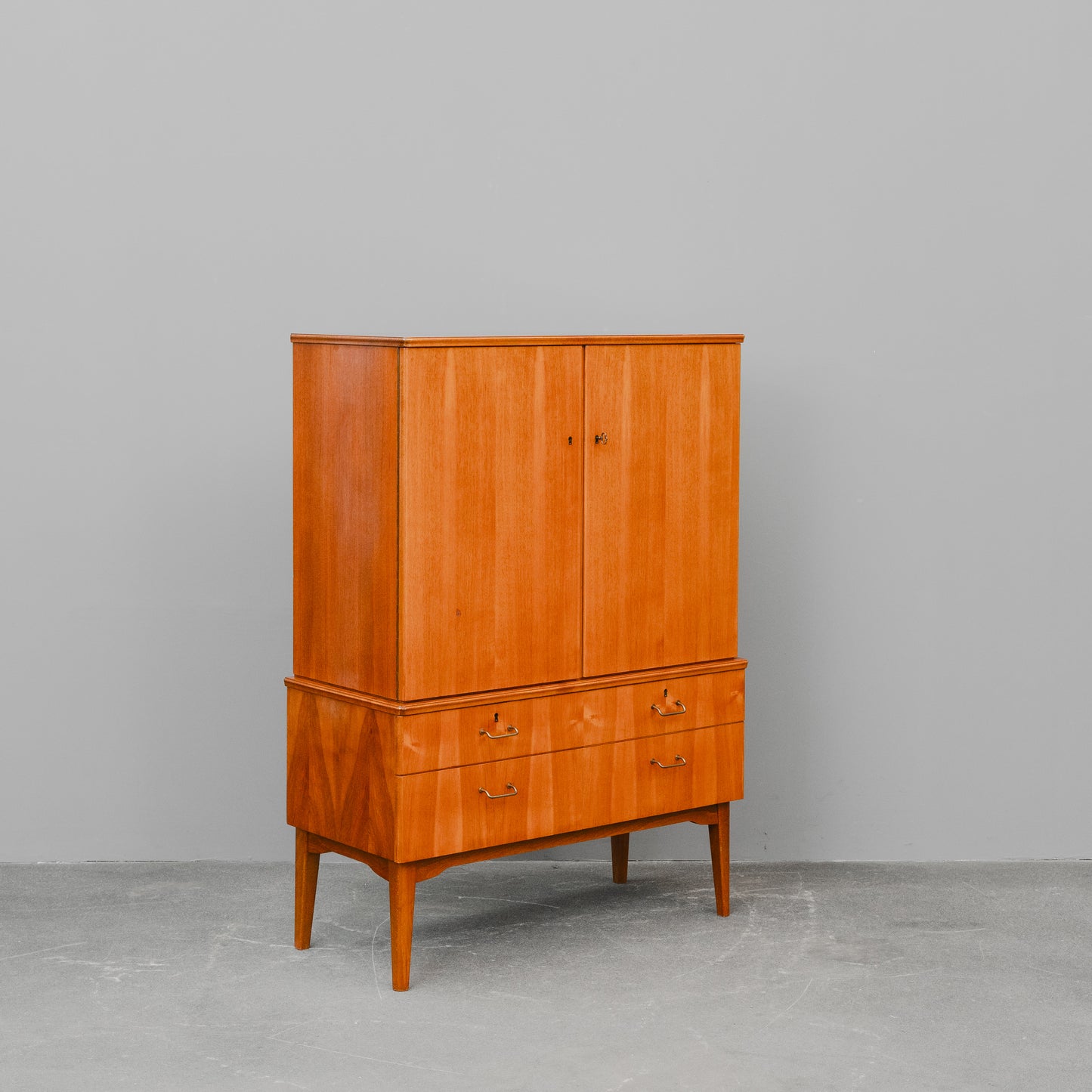 Mid-Century Highboard in Nussbaum - Mitte des 20.Jahrhunderts