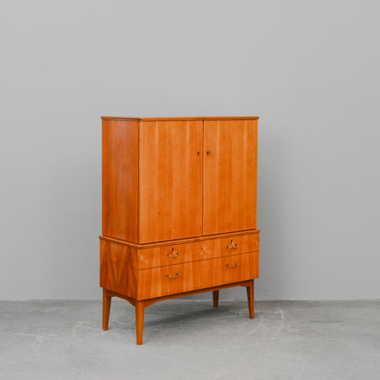 Mid-Century Highboard in Nussbaum - Mitte des 20.Jahrhunderts