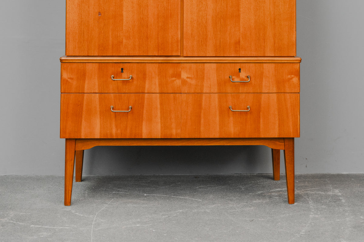 Mid-Century Highboard in Nussbaum - Mitte des 20.Jahrhunderts
