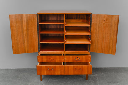 Mid-Century Highboard in Nussbaum - Mitte des 20.Jahrhunderts