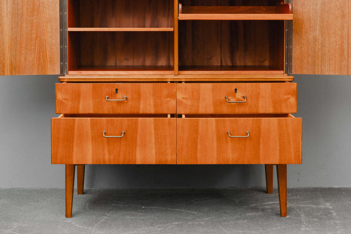 Mid-Century Highboard in Nussbaum - Mitte des 20.Jahrhunderts