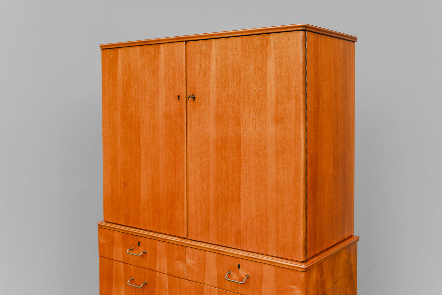 Mid-Century Highboard in Nussbaum - Mitte des 20.Jahrhunderts