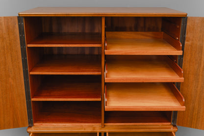 Mid-Century Highboard in Nussbaum - Mitte des 20.Jahrhunderts
