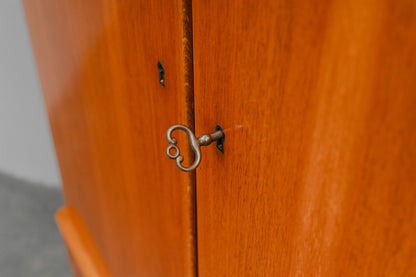 Mid-Century Highboard in Nussbaum - Mitte des 20.Jahrhunderts