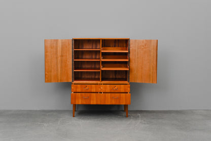 Mid-Century Highboard in Nussbaum - Mitte des 20.Jahrhunderts