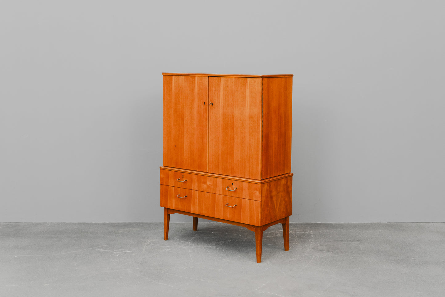 Mid-Century Highboard in Nussbaum - Mitte des 20.Jahrhunderts