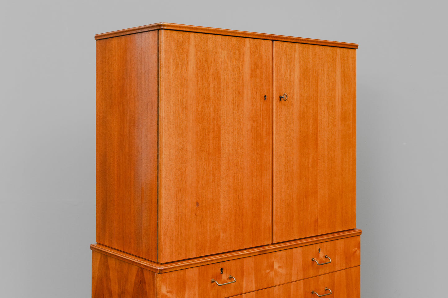 Mid-Century Highboard in Nussbaum - Mitte des 20.Jahrhunderts
