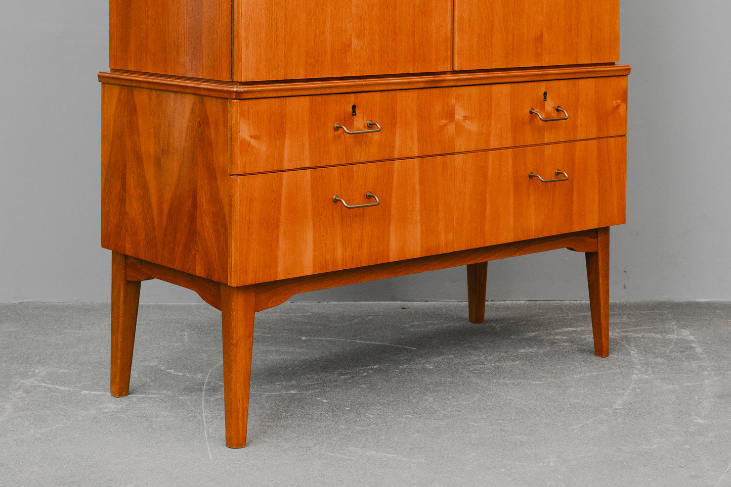 Mid-Century Highboard in Nussbaum - Mitte des 20.Jahrhunderts