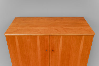 Mid-Century Highboard in Nussbaum - Mitte des 20.Jahrhunderts