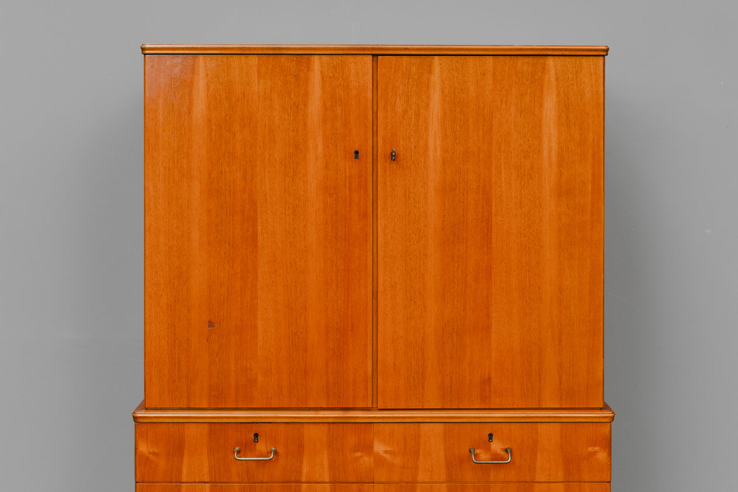 Mid-Century Highboard in Nussbaum - Mitte des 20.Jahrhunderts