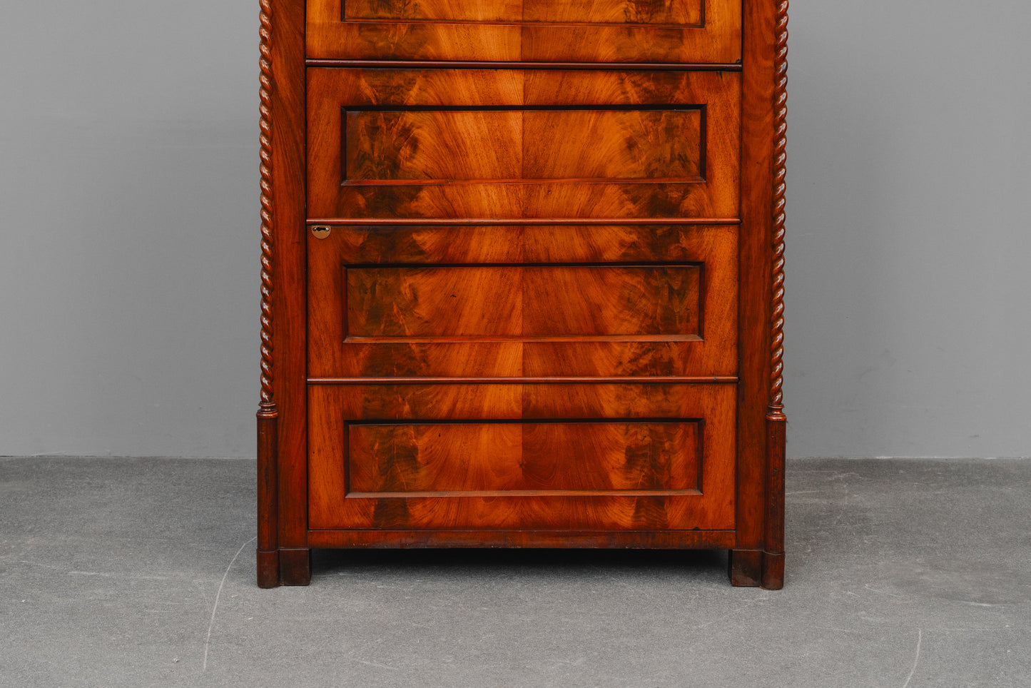 Schmaler Biedermeier Schrank in Mahagoni - Mitte des 19.Jahrhunderts