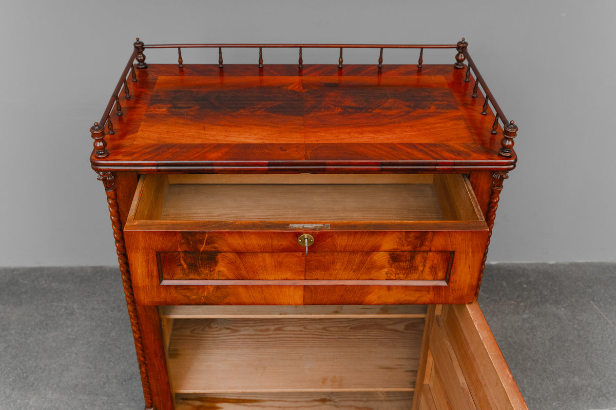 Schmaler Biedermeier Schrank in Mahagoni - Mitte des 19.Jahrhunderts
