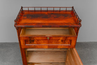 Schmaler Biedermeier Schrank in Mahagoni - Mitte des 19.Jahrhunderts