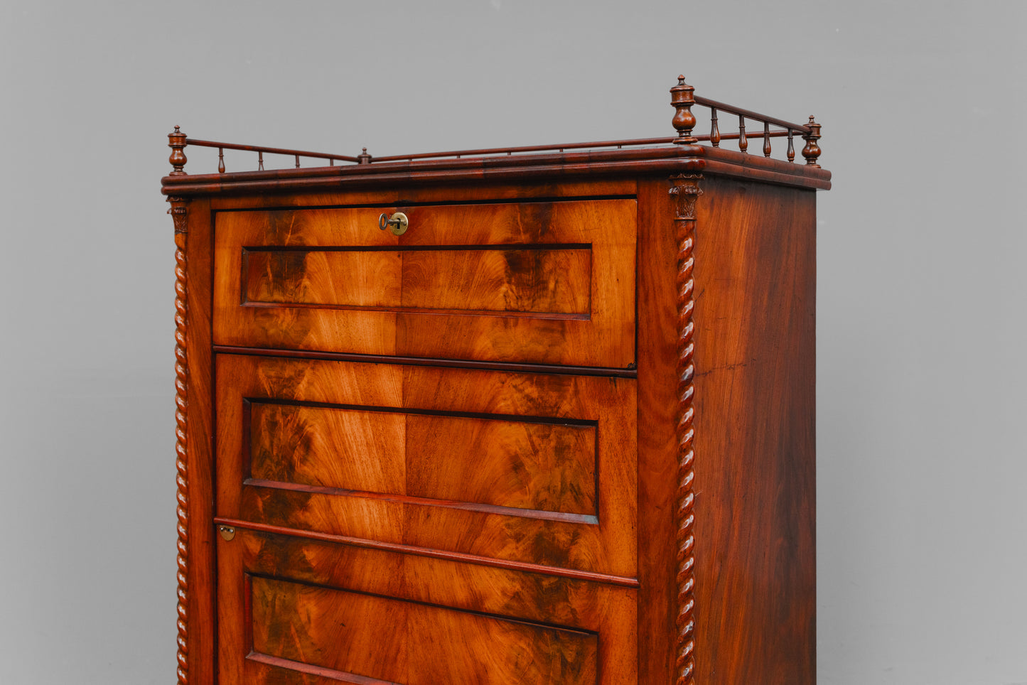 Schmaler Biedermeier Schrank in Mahagoni - Mitte des 19.Jahrhunderts