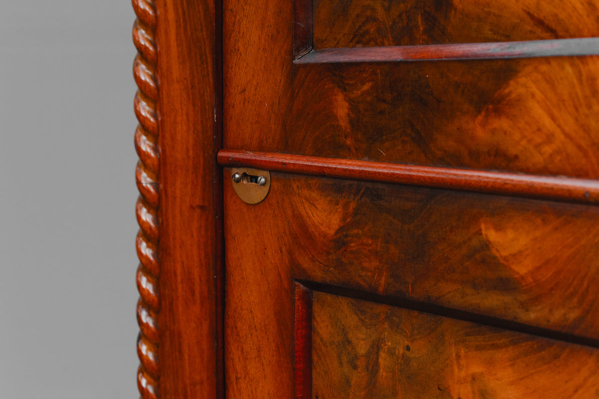 Schmaler Biedermeier Schrank in Mahagoni - Mitte des 19.Jahrhunderts