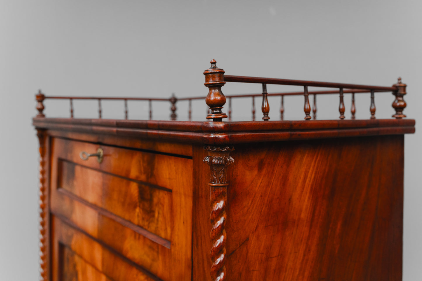 Schmaler Biedermeier Schrank in Mahagoni - Mitte des 19.Jahrhunderts
