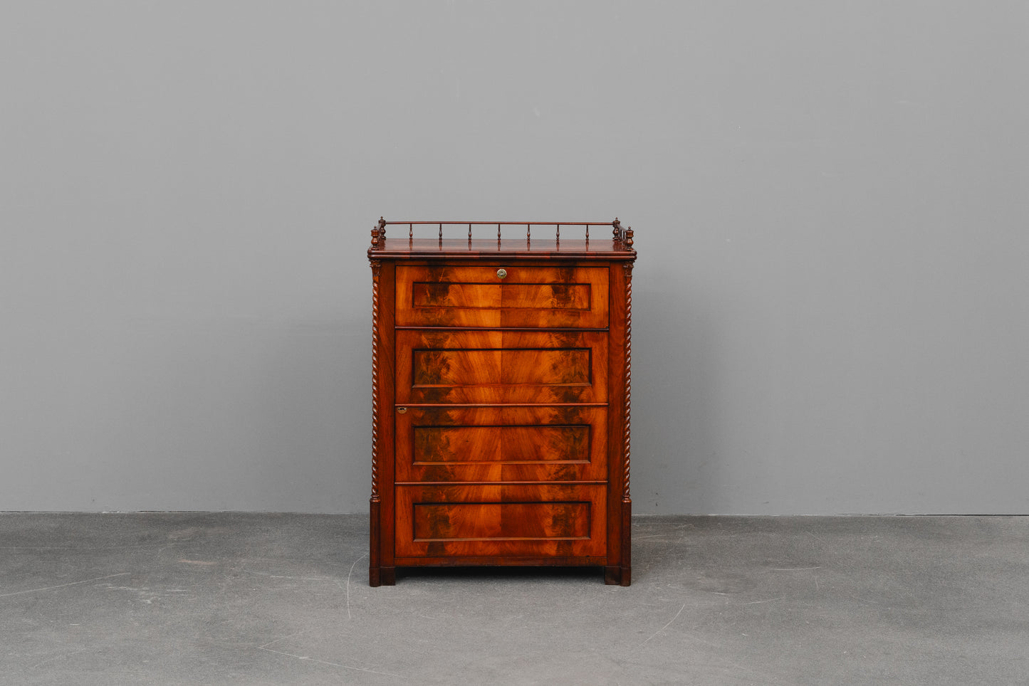 Schmaler Biedermeier Schrank in Mahagoni - Mitte des 19.Jahrhunderts