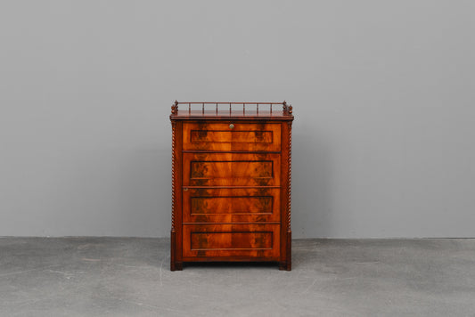 Schmaler Biedermeier Schrank in Mahagoni - Mitte des 19.Jahrhunderts