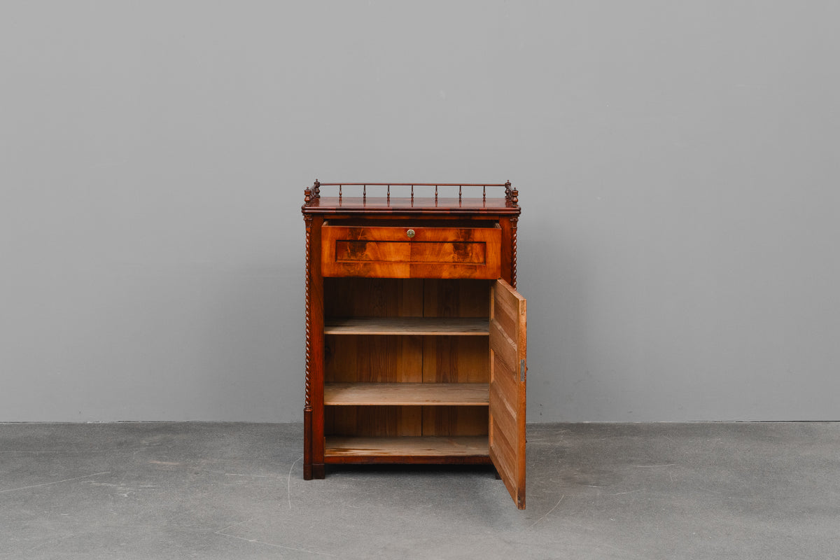 Schmaler Biedermeier Schrank in Mahagoni - Mitte des 19.Jahrhunderts