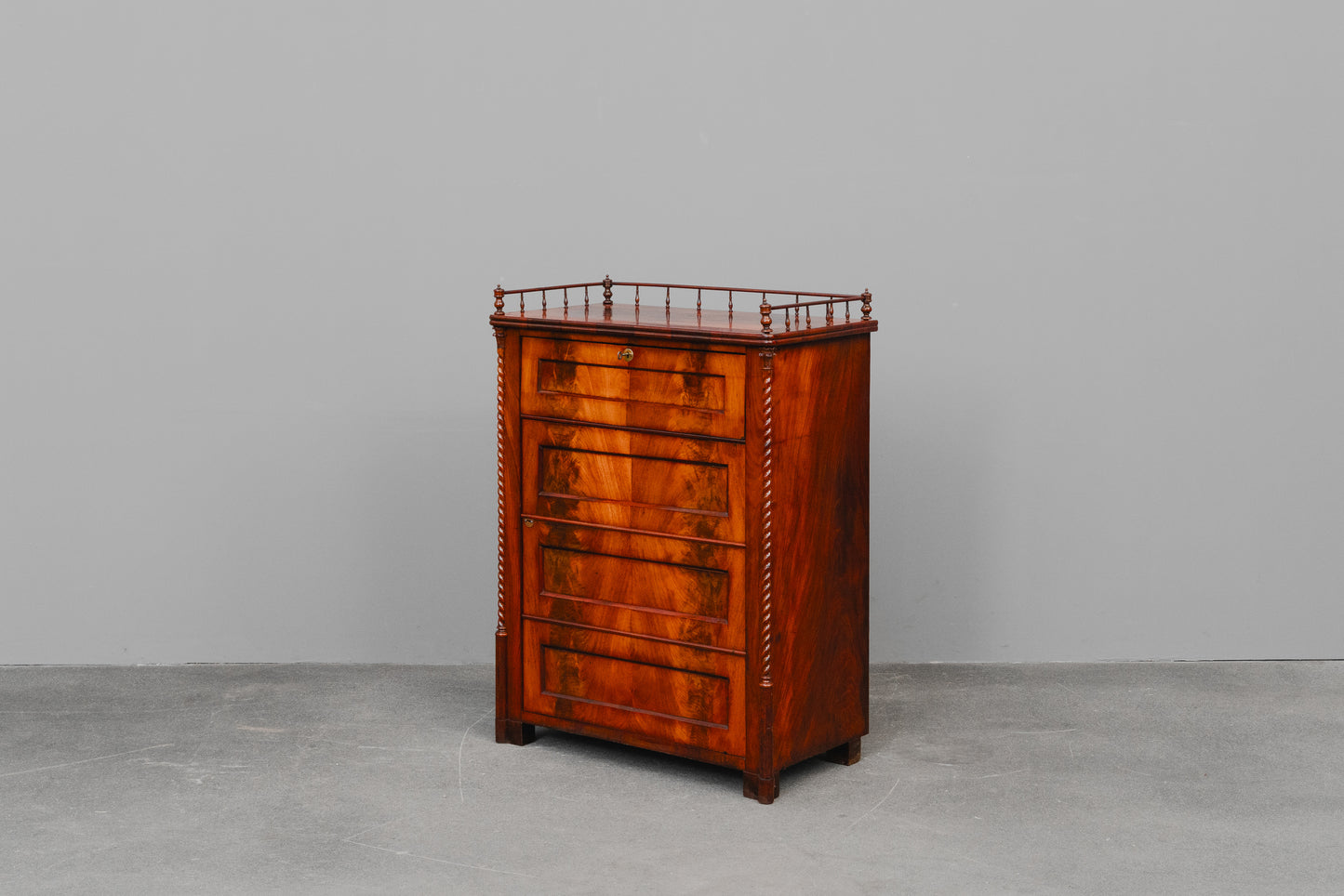 Schmaler Biedermeier Schrank in Mahagoni - Mitte des 19.Jahrhunderts