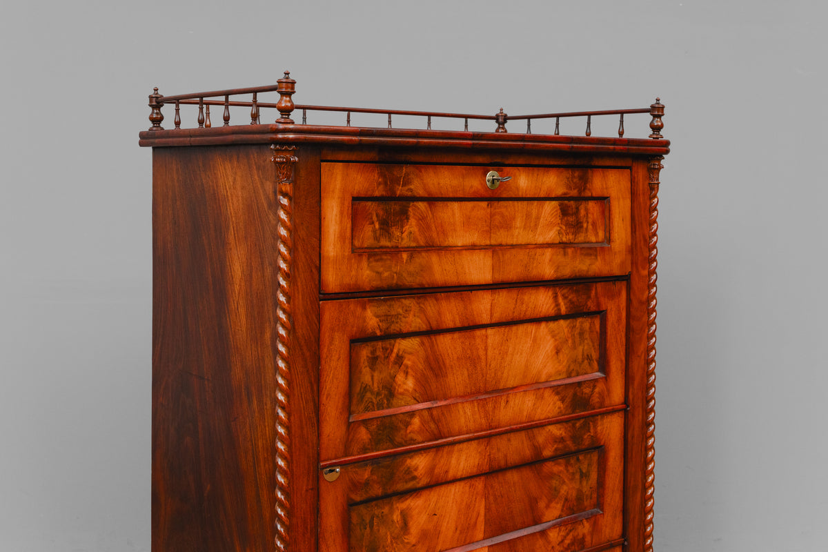 Schmaler Biedermeier Schrank in Mahagoni - Mitte des 19.Jahrhunderts