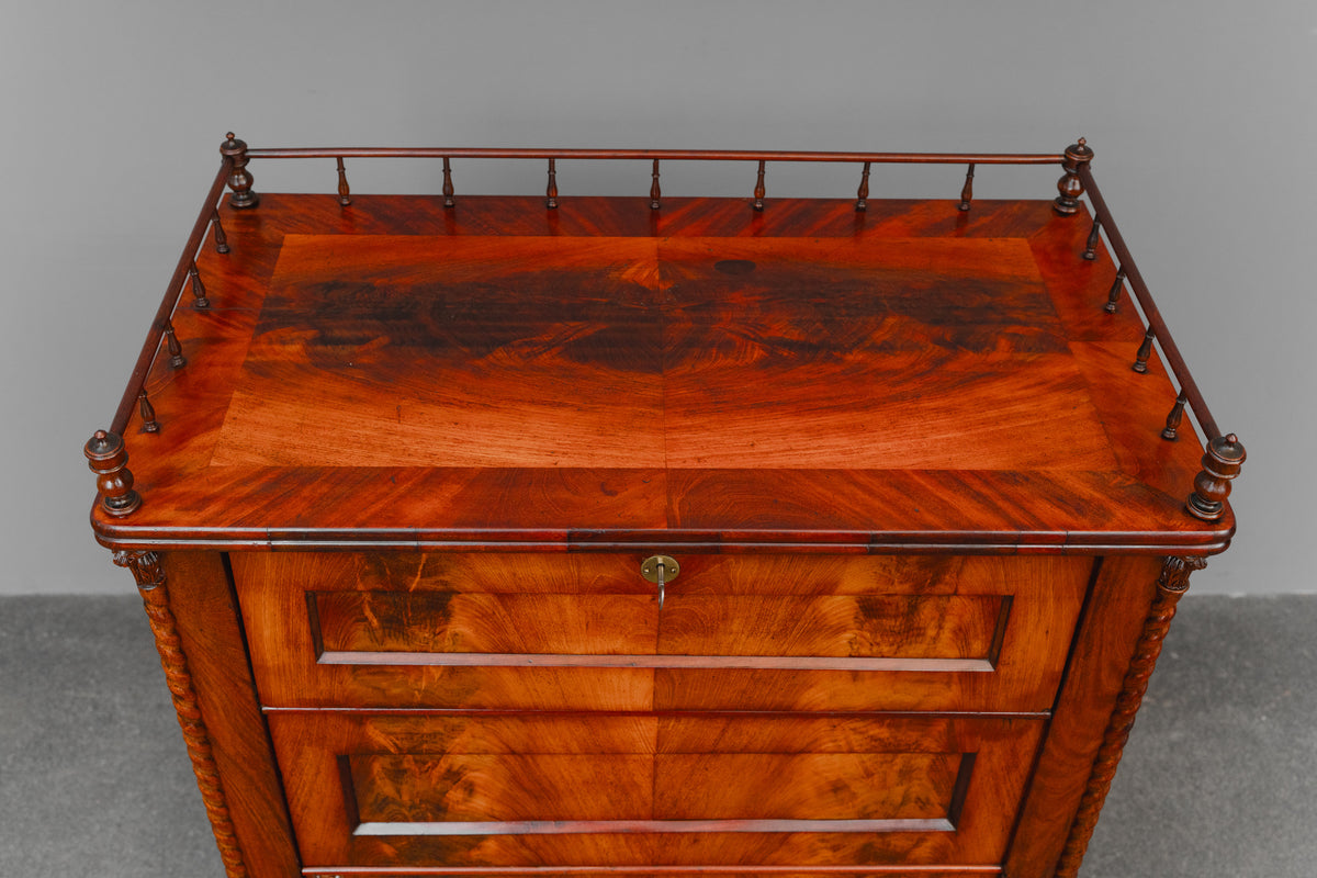 Schmaler Biedermeier Schrank in Mahagoni - Mitte des 19.Jahrhunderts