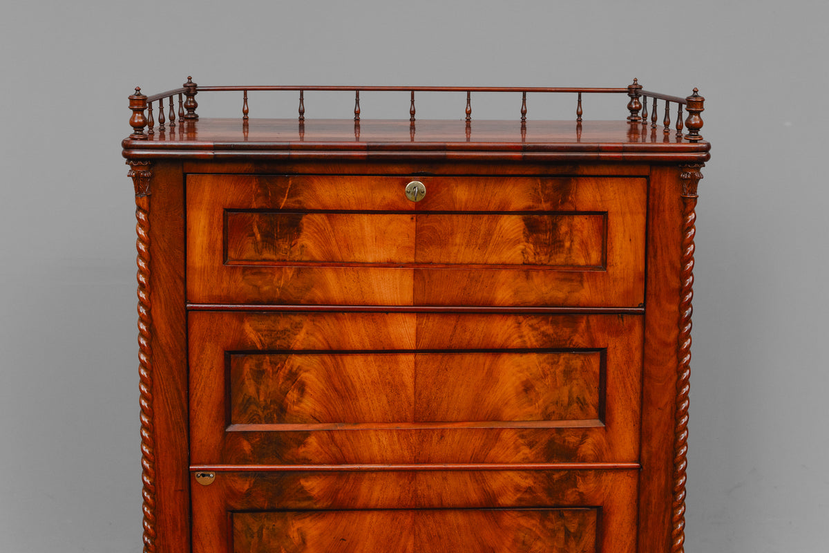 Schmaler Biedermeier Schrank in Mahagoni - Mitte des 19.Jahrhunderts
