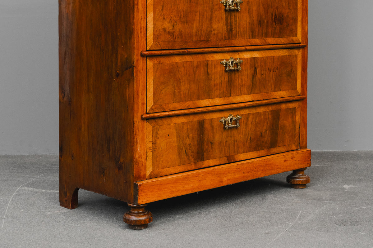 Hohe Gründerzeit Kommode in Nussbaum - um 1900