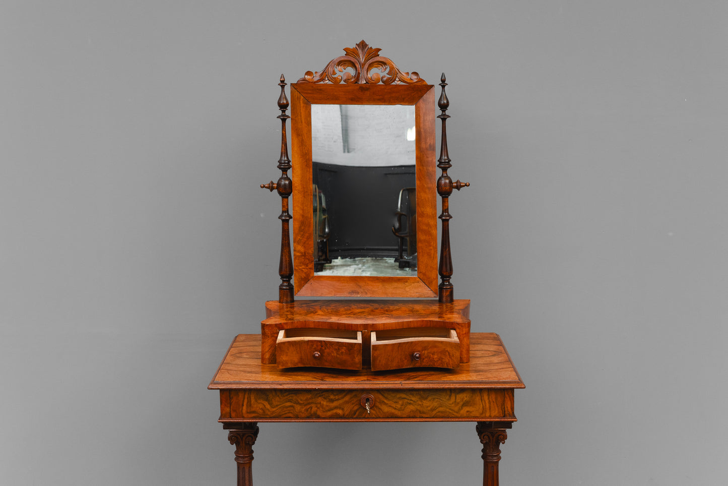 Louis Philippe Spiegelaufsatz in Nussbaum - 2.Hälfte des 19.Jahrhunderts