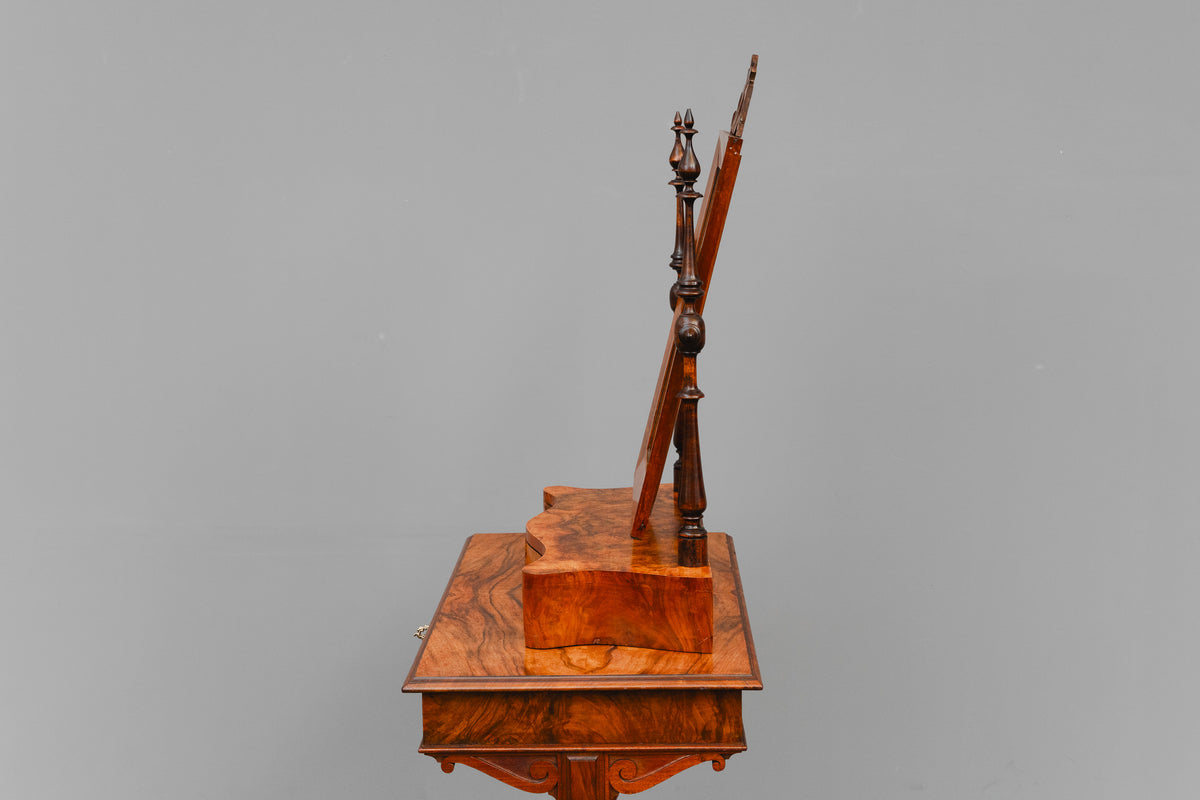 Louis Philippe Spiegelaufsatz in Nussbaum - 2.Hälfte des 19.Jahrhunderts
