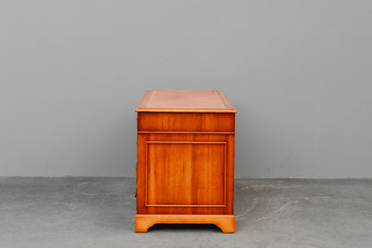 Schreibtisch im Englischen Stil in Kirsche - 2.Hälfte des 20.Jahrhunderts
