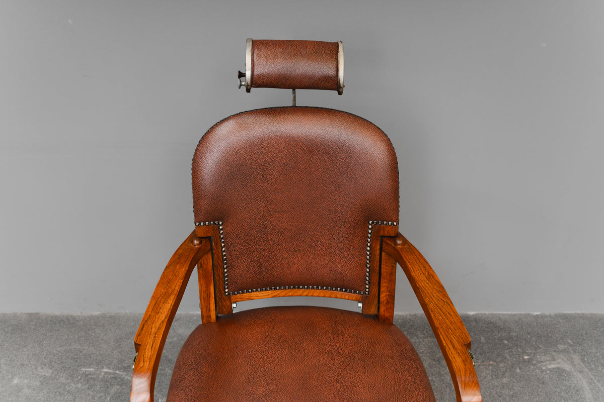 4er Set Friseurstühle / Armlehnenstühle in Eiche - vermutl. 1920er/1930er Jahre