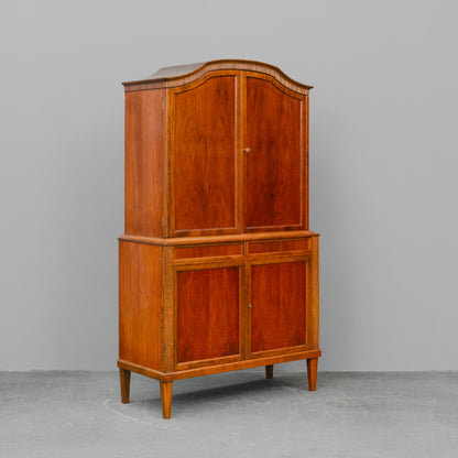 Buffetschrank im klassizistischem Stil in Nussbaum - Mitte des 20.Jahrhunderts