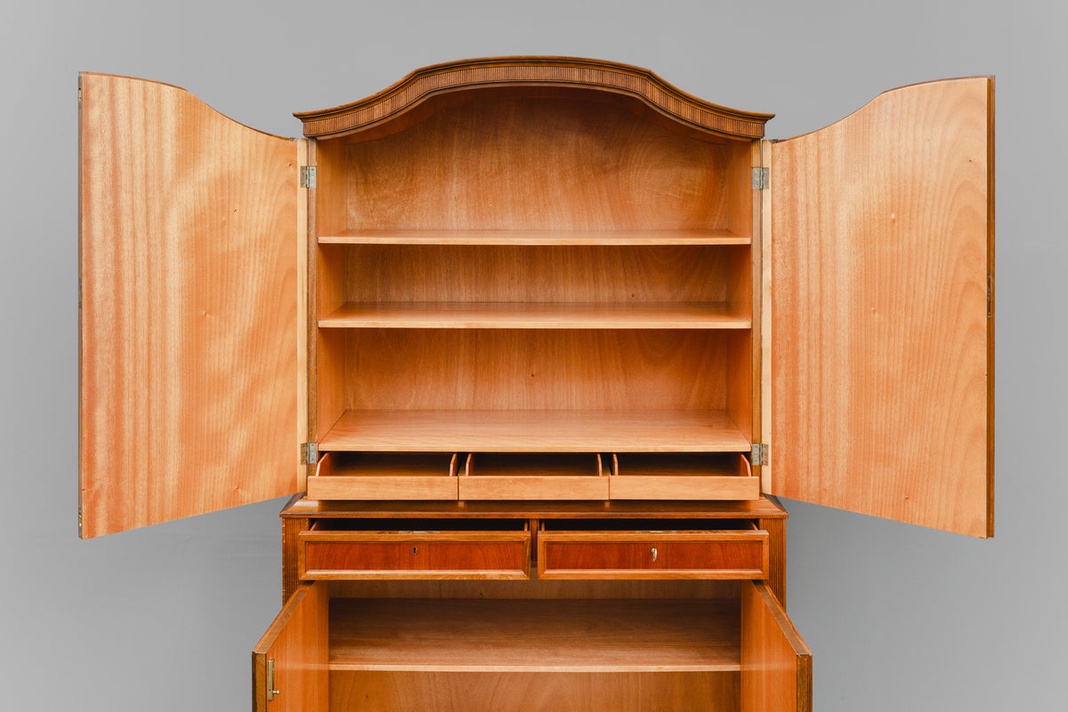Buffetschrank im klassizistischem Stil in Nussbaum - Mitte des 20.Jahrhunderts