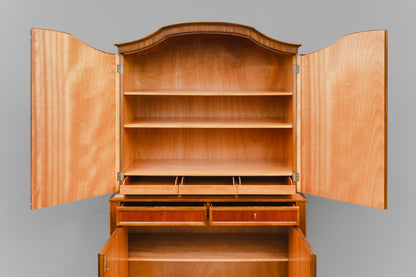 Buffetschrank im klassizistischem Stil in Nussbaum - Mitte des 20.Jahrhunderts