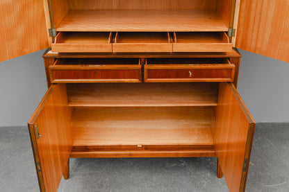 Buffetschrank im klassizistischem Stil in Nussbaum - Mitte des 20.Jahrhunderts