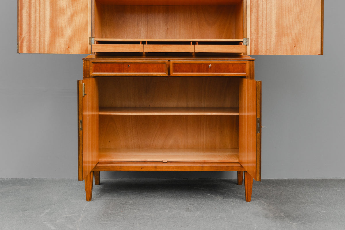 Buffetschrank im klassizistischem Stil in Nussbaum - Mitte des 20.Jahrhunderts
