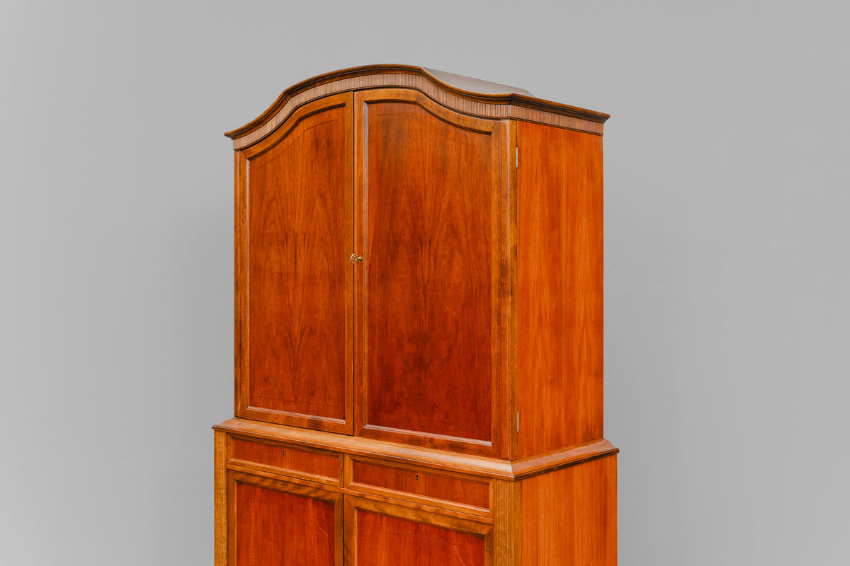 Buffetschrank im klassizistischem Stil in Nussbaum - Mitte des 20.Jahrhunderts