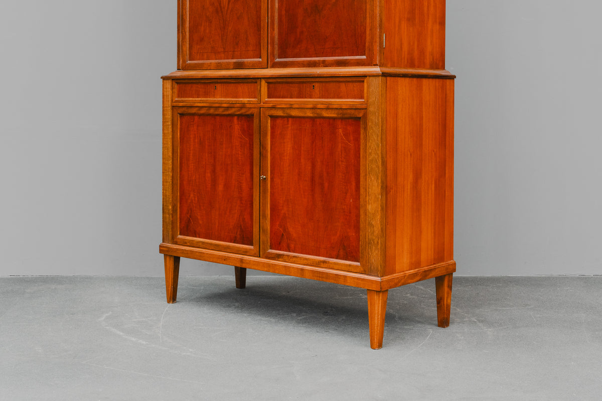 Buffetschrank im klassizistischem Stil in Nussbaum - Mitte des 20.Jahrhunderts