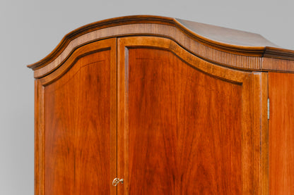 Buffetschrank im klassizistischem Stil in Nussbaum - Mitte des 20.Jahrhunderts