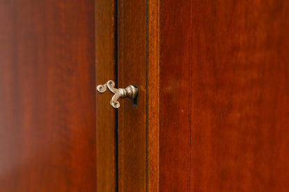 Buffetschrank im klassizistischem Stil in Nussbaum - Mitte des 20.Jahrhunderts