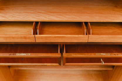Buffetschrank im klassizistischem Stil in Nussbaum - Mitte des 20.Jahrhunderts