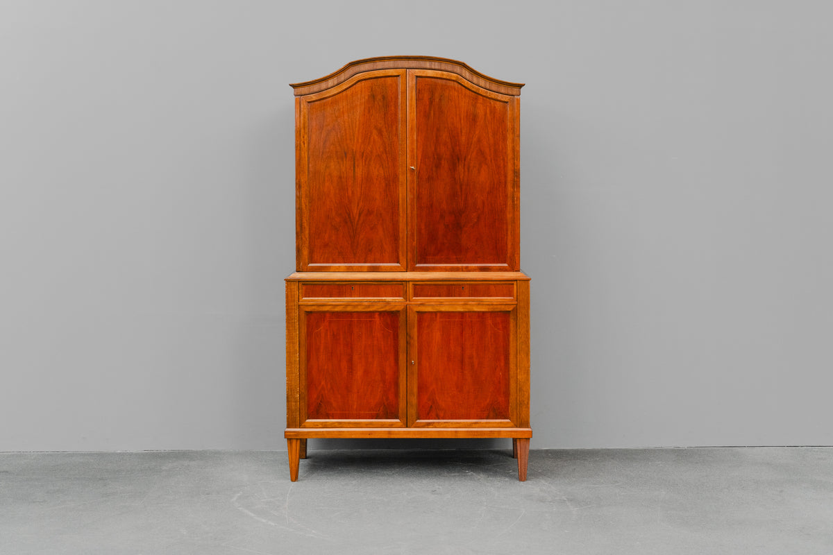 Buffetschrank im klassizistischem Stil in Nussbaum - Mitte des 20.Jahrhunderts