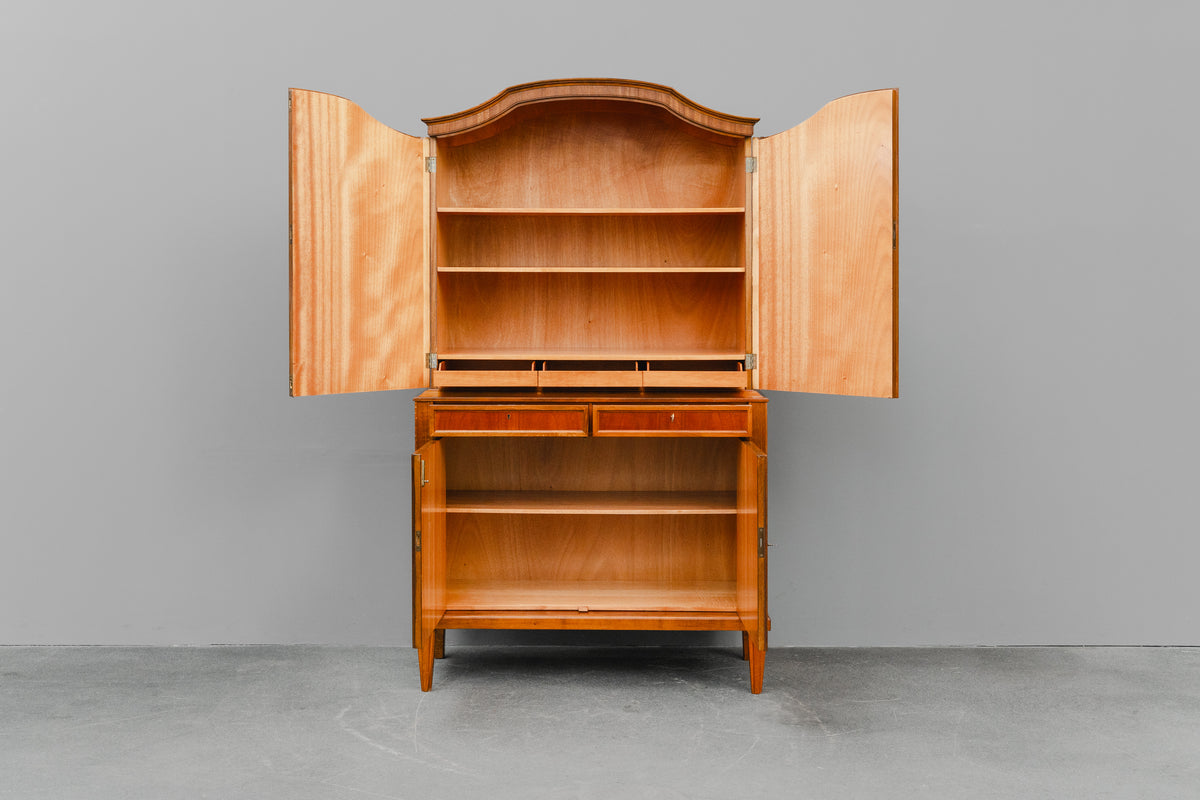 Buffetschrank im klassizistischem Stil in Nussbaum - Mitte des 20.Jahrhunderts