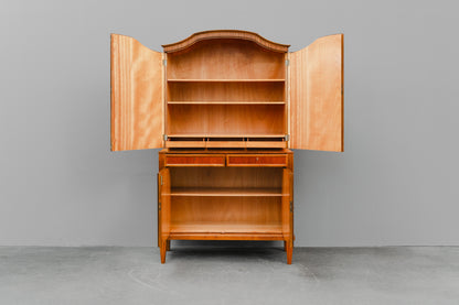 Buffetschrank im klassizistischem Stil in Nussbaum - Mitte des 20.Jahrhunderts