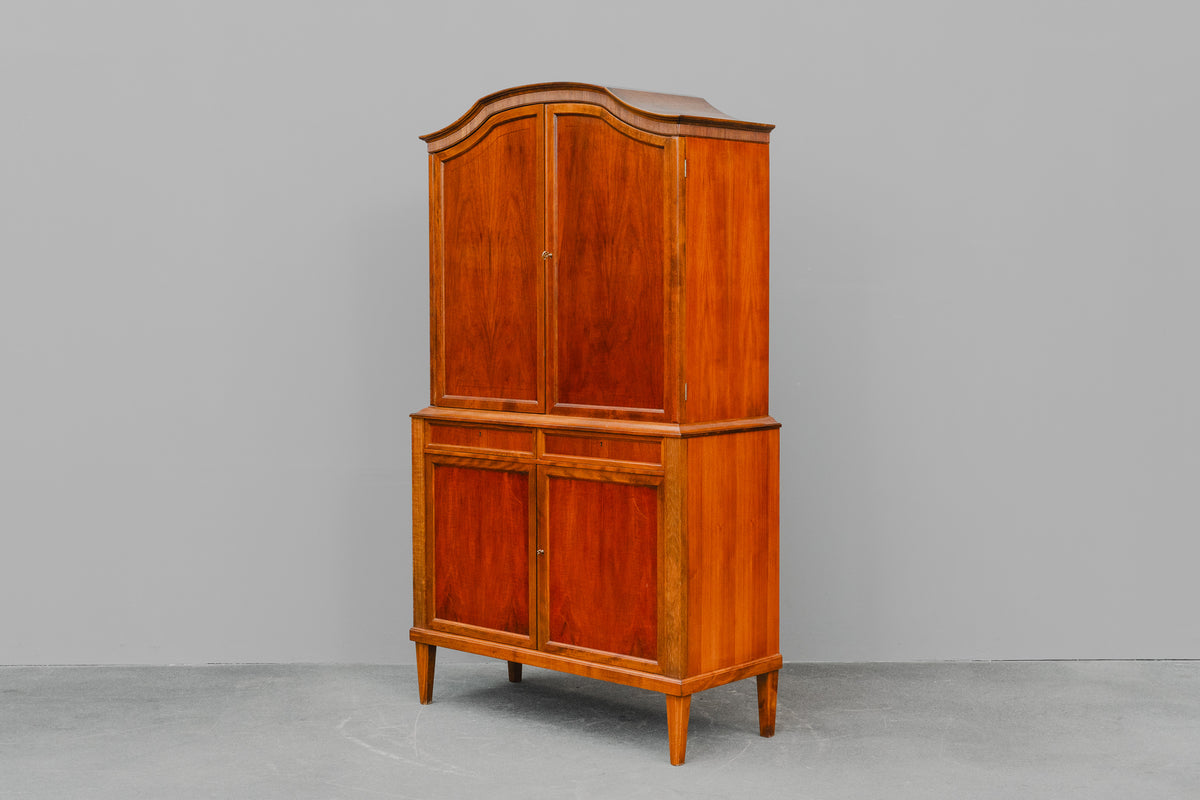 Buffetschrank im klassizistischem Stil in Nussbaum - Mitte des 20.Jahrhunderts